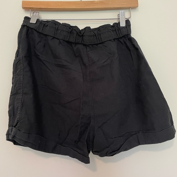 Black shorts, pockets in front - Picture 2 of 4